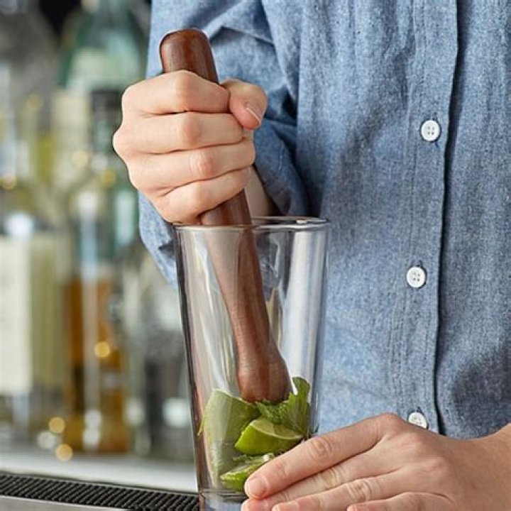 How do you use a muddler drink?